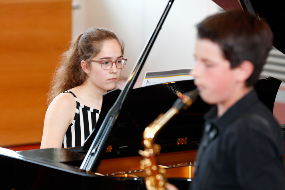 Pianistin und Saxofonist beim Spiel