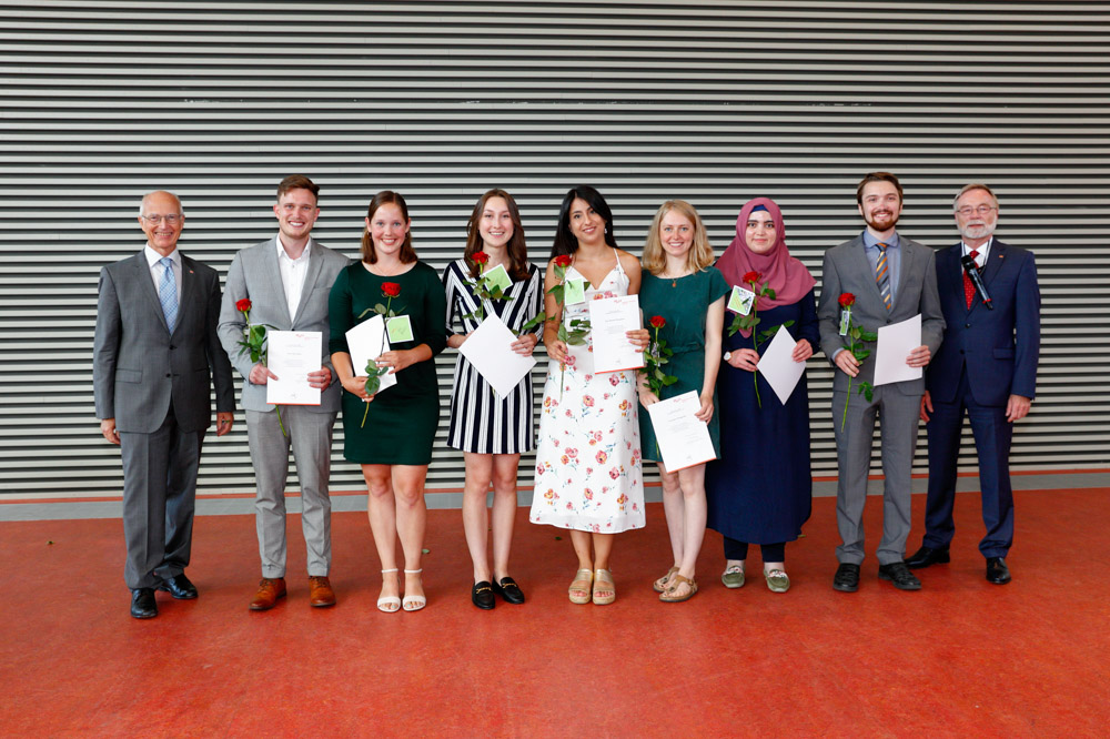 Gruppenfoto mit Urkunden und Rosen