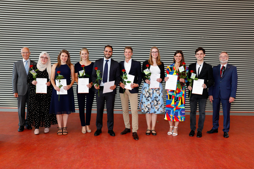 Gruppenfoto mit Urkunden und Rosen