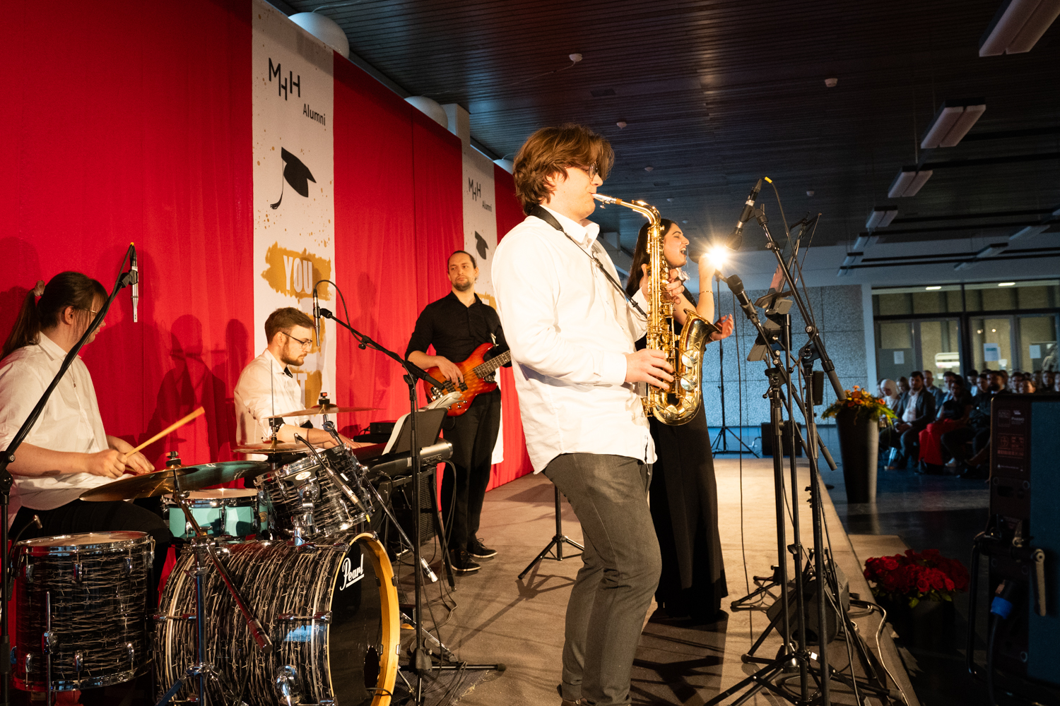 © Annika Morchner, MHH Eine fünfköpfige Band steht auf der Bühne, im Vordergrund sieht man den Saxofonisten.