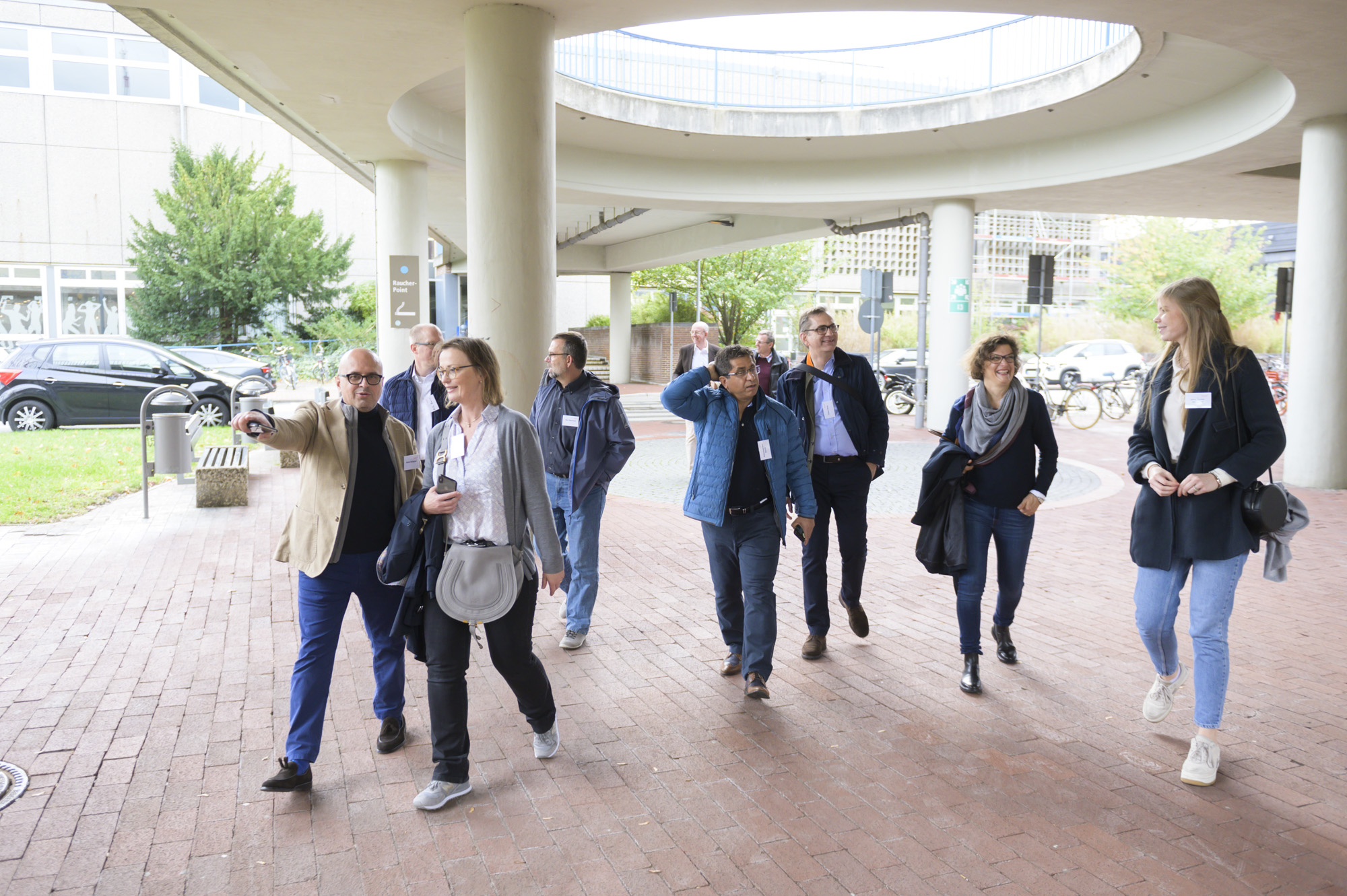 Ehemalige werden über den Campus geführt.