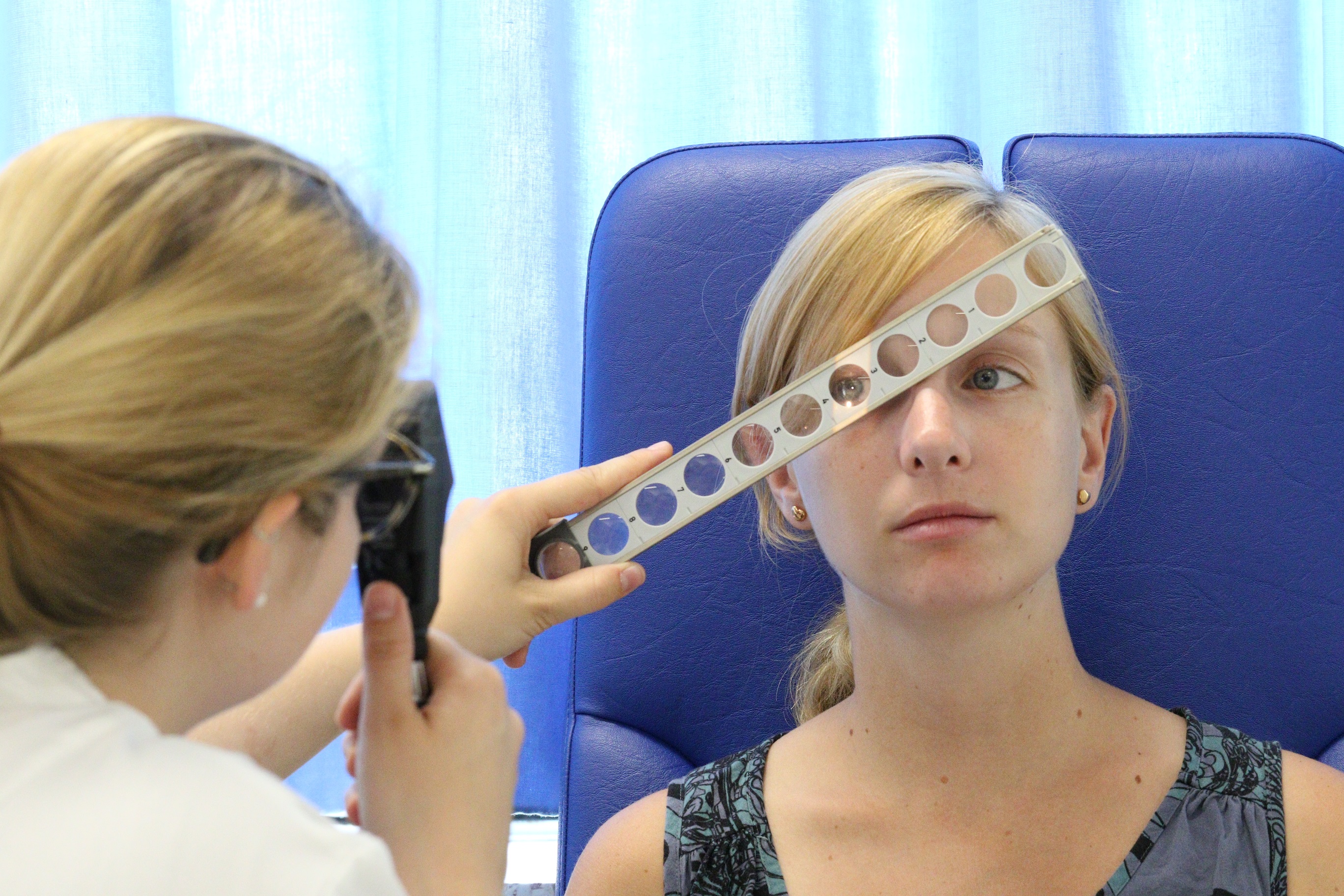 Skiaskopie (=der Untersucher hält eine Leiste mit Brillengläsern vor das Auge des Patienten und leuchtet mit einer Lampe darüber)