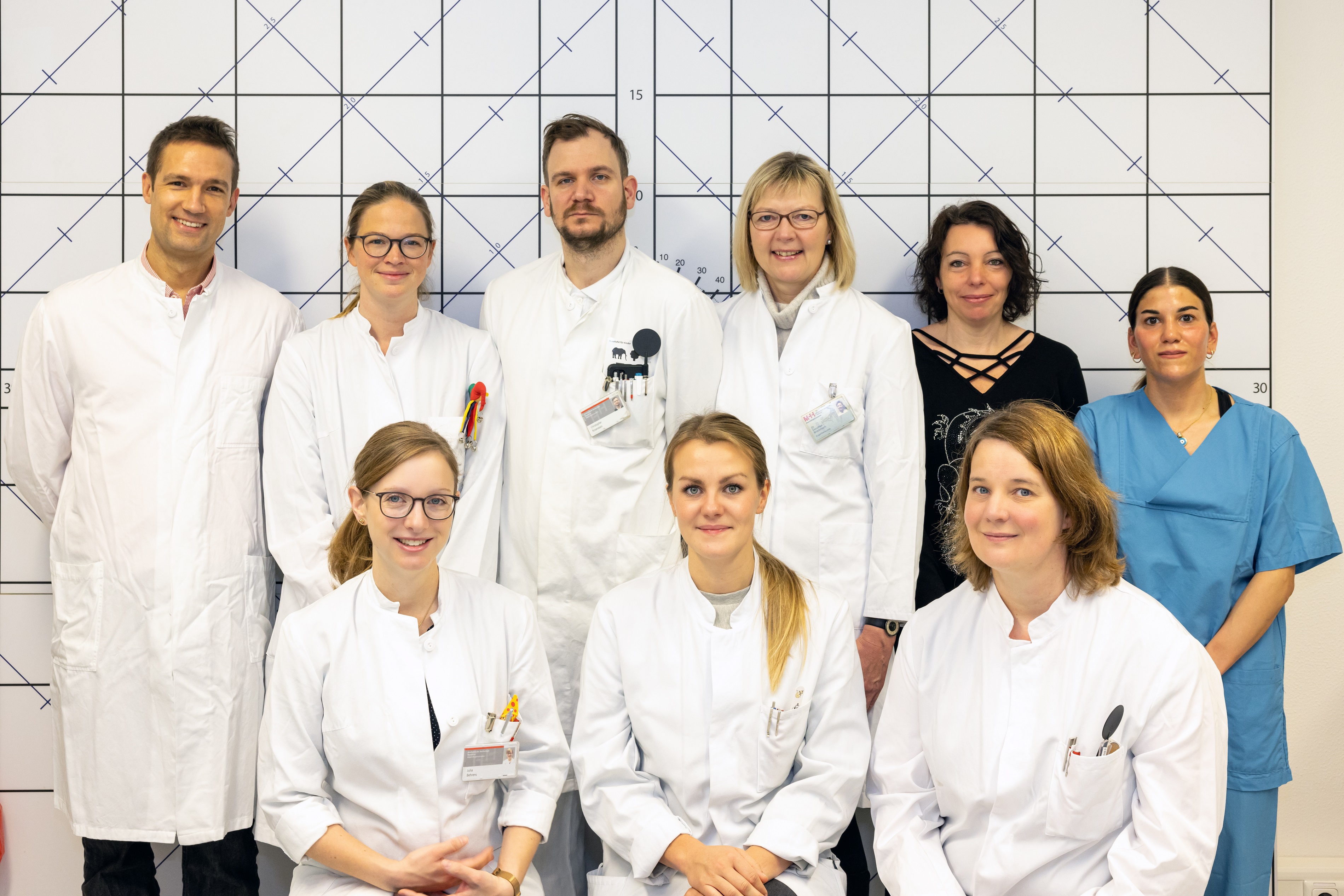 Team der Sehschule (von links obere Reihe: Dr. Hufendiek, Dr. Jacobsen, Hr Rosenstein, Dr. Brockmann, Fr Bott, Fr Uca, untere Reihe von links: Fr. Behrens, Fr. Wojtera, Fr. Buchwald)