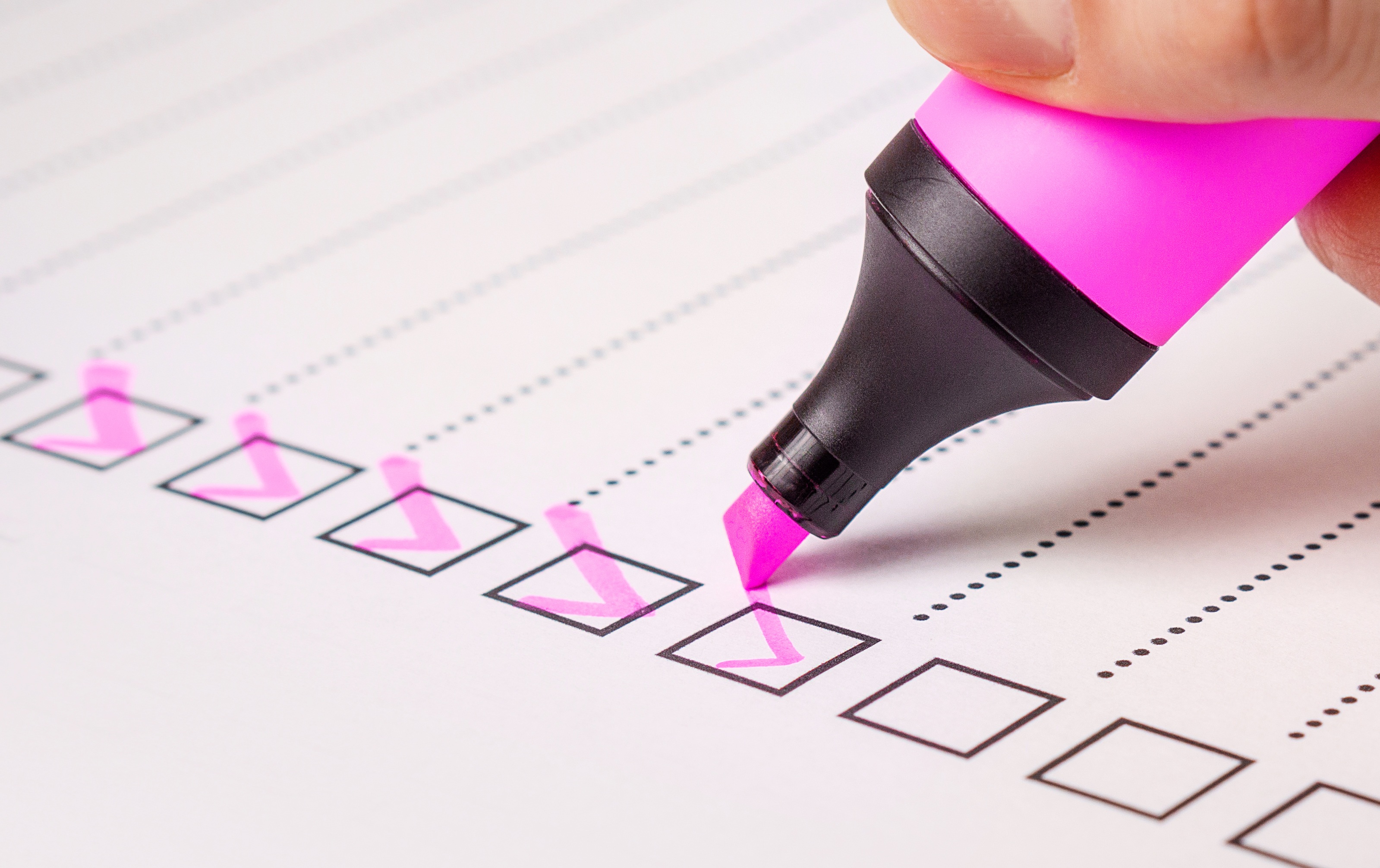 Checkliste Checkliste, welche mit pinkem Marker abgehakt wird