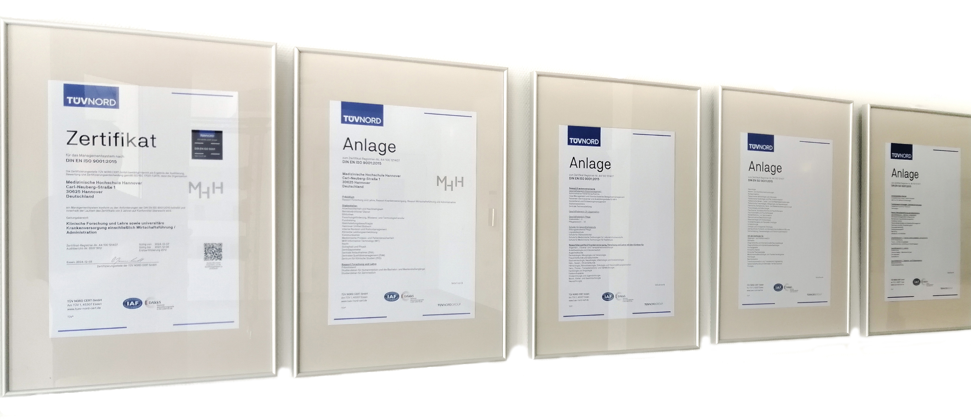 Bilderrahmenreihe mit TÜV-Zertifikaten; (c) A. Weiser/ZQM Bilderrahmenreihe mit TÜV-Zertifikaten
