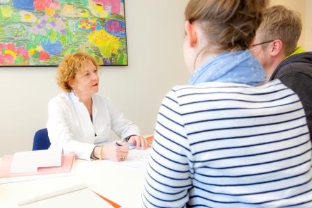 Prof. Brigitte Schlegelberger in einem Arzt-Patienten-Gespräch.