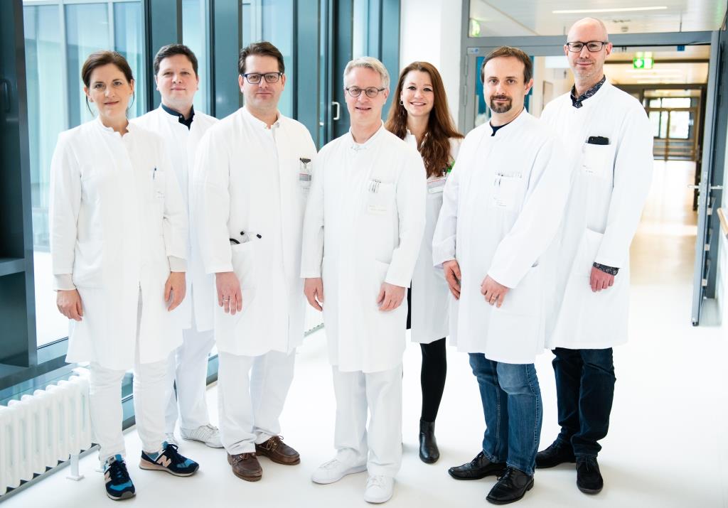 Ein Gruppenfoto der beteiligten Ärztinnen und Ärzte im weißen Kittel der Immunonkologischen Arbeitsgruppe.