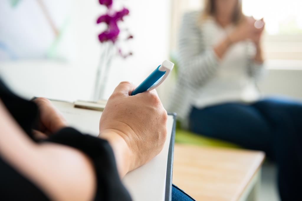 Eine Psychoonkologin in einem Beratungsgespräch mit einer Patientin. 