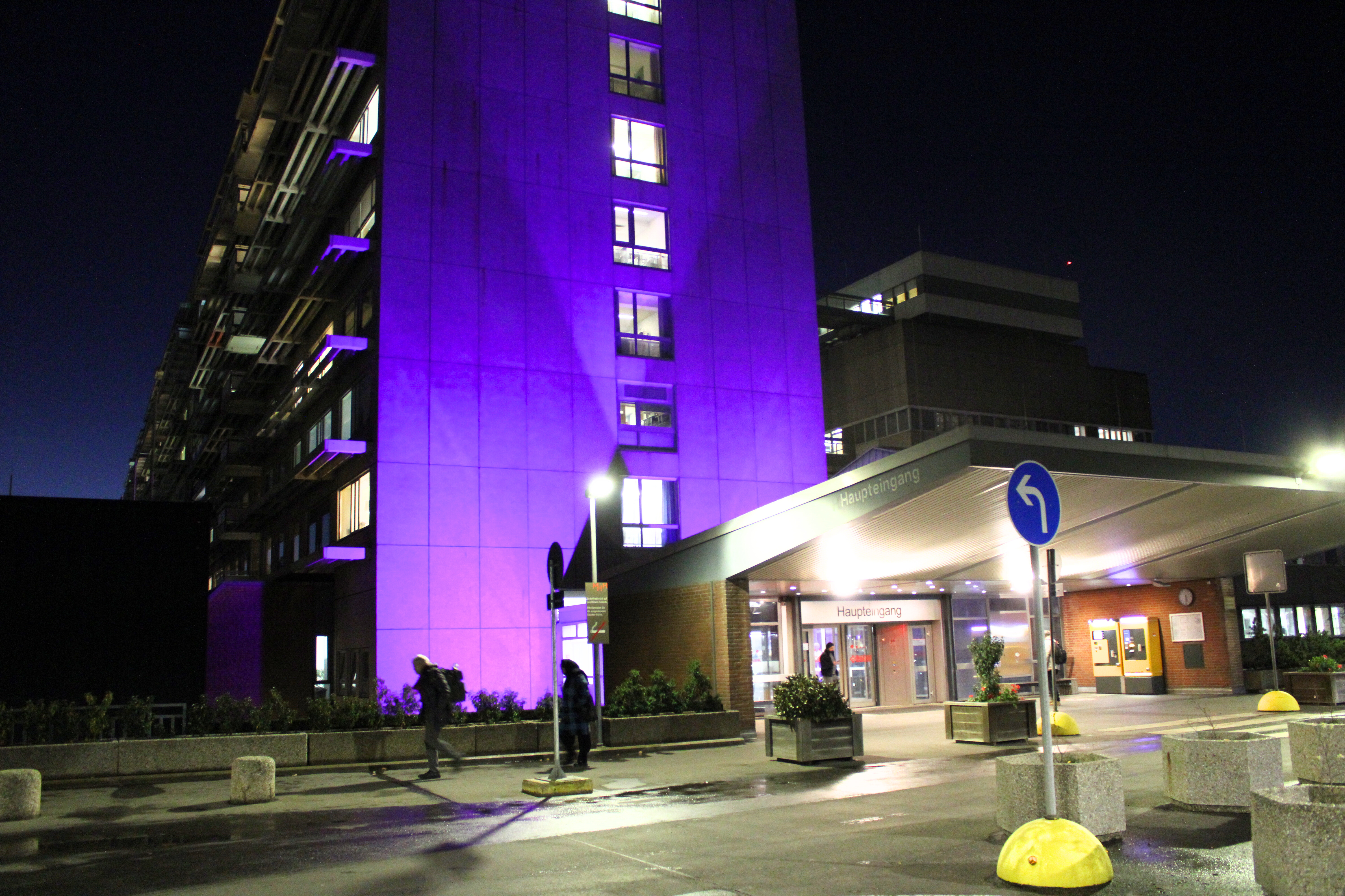 MHH-Gebäude leuchtet in lila