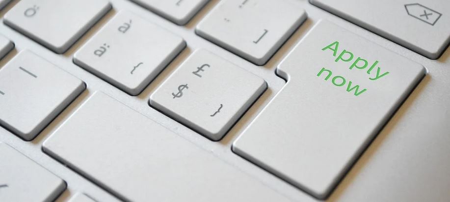 Tastatur mit einer Taste, die mit apply now beschriftet ist