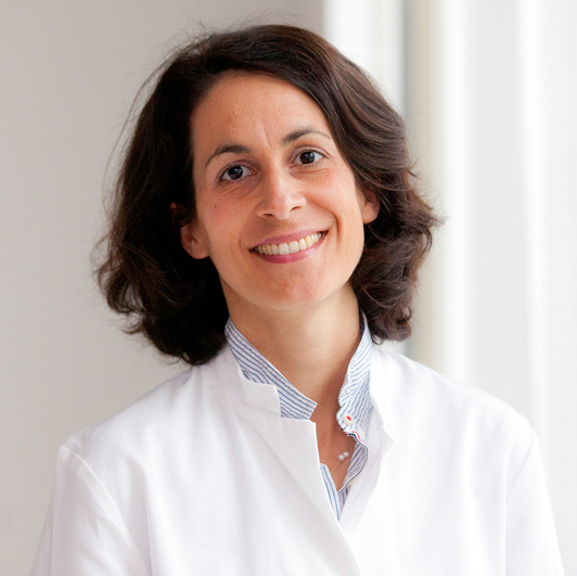 Dr. med. Annice Heratizadeh Portrait von Frau Dr. med. Annice Heratizadeh, Funktionsoberärztin der Klinik für Dermatologie, Allergologie und Venerologie