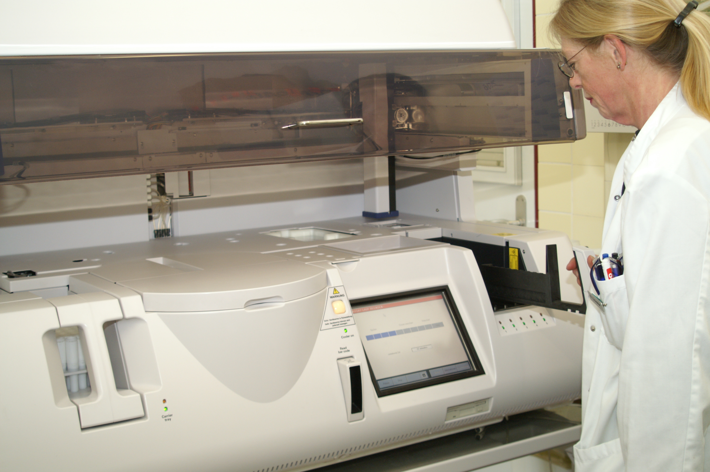 Das Foto zeigt eine Laborassistentin beim Bedienen eines Gerätes zur spezifischen IgE-DetektionCopyright: Klinik für Dermatologie, Allergologie und Venerologie der MHH