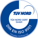 Das kreisrunde Siegel ist blau-weiß gehalten und enthält die Worte TÜV NORD (neben dem D schwingt ein Bogen nach links im Halbkreis bis zum N). Darunter steht TÜV NORD CERT und GmbH in der Zeile darunter. Im Blauen Dreiviertelkreis steht mit weißer Schrift DIN EN ISO 9001 und darunter Freiwillige Zertifizierung