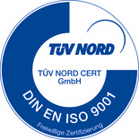 TÜV-Siegel Das kreisrunde Siegel ist blau-weiß gehalten und enthält die Worte TÜV NORD (neben dem D schwingt ein Bogen nach links im Halbkreis bis zum N). Darunter steht TÜV NORD CERT und GmbH in der Zeile darunter. Im Blauen Dreiviertelkreis steht mit weißer Schrift DIN EN ISO 9001 und darunter Freiwillige Zertifizierung