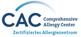 Das Logo ist in Hellblau und Dunkelblau gehalten zeigt die Großbuchstaben CAC in Fettschrift, daneben (etwas heller blau) das Wort Comprehensive und darunter Allergy Center. In der untersten Zeile steht Zertifiziertes Allergiezentrum. Ergänzt wird das Logo durch einen Bogen der über dem Logo "schwebt" und CAC mit Comprehensive verbindet. 