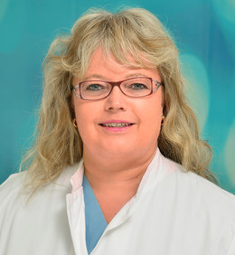 Portraitfoto von Frau Prof. Dr. med. Bettina Wedi, Oberärztin und Leiterin der Tagesklinik