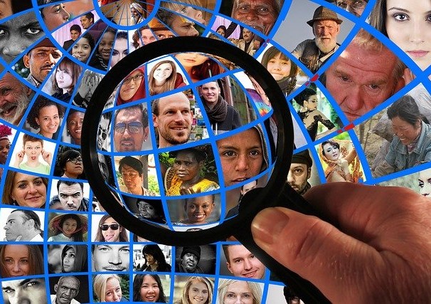 Copyright: pixabay.com Gesichter der Welt hinter einer Lupe