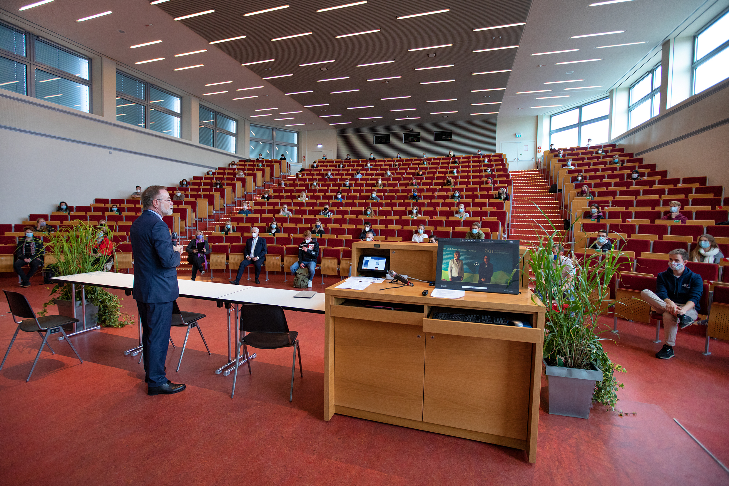 Hörsaal F mit dem Forschungsdekan Herrn Professor Just in Zeiten von Covid-19