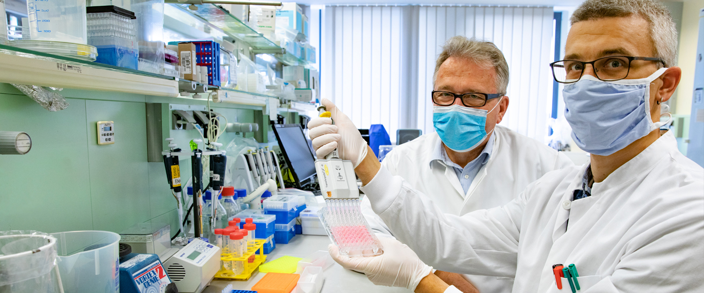 Dr. Berislav Bosnjak (rechts) und Professor Dr. Reinhold Förster (links) in einem Labor der Medizinischen Hochschule Hannover (MHH) mit dem neuen Testverfahren. Copyright: Karin Kaiser / MHH