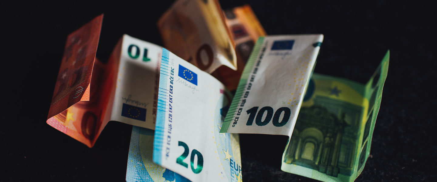 auf schwarzem Grund sind aufgefaltete Euro-Geldscheine zu sehen