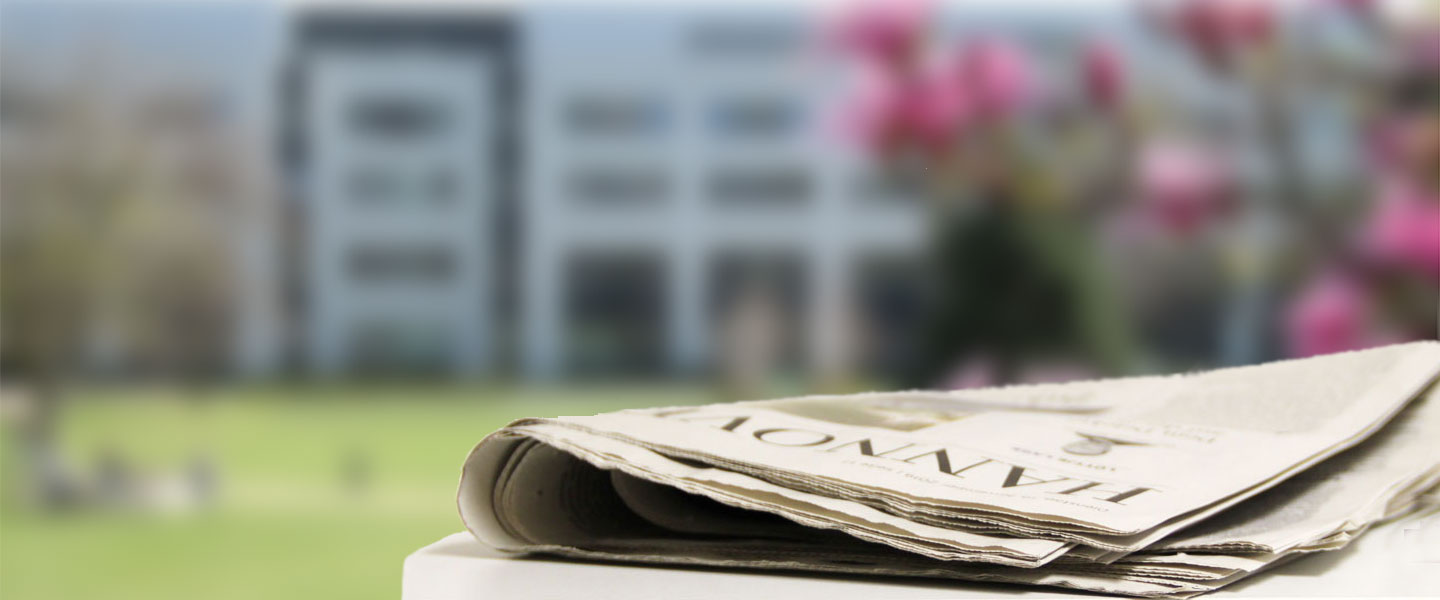 Blick über die Zeitung auf die MHH Frauenklinik