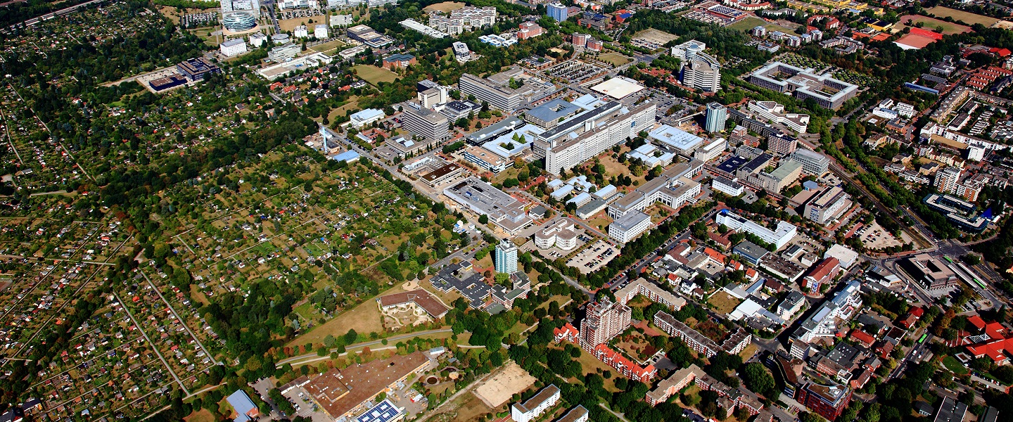 Das Bild zeigt ein Luftbild der MHH mit guter Sichtbarkeit des Gebäudes K16, der Hauptzentrale des TGM. Copyright: Kaiser, Karin/Stabsstelle Kommunikation/MHH