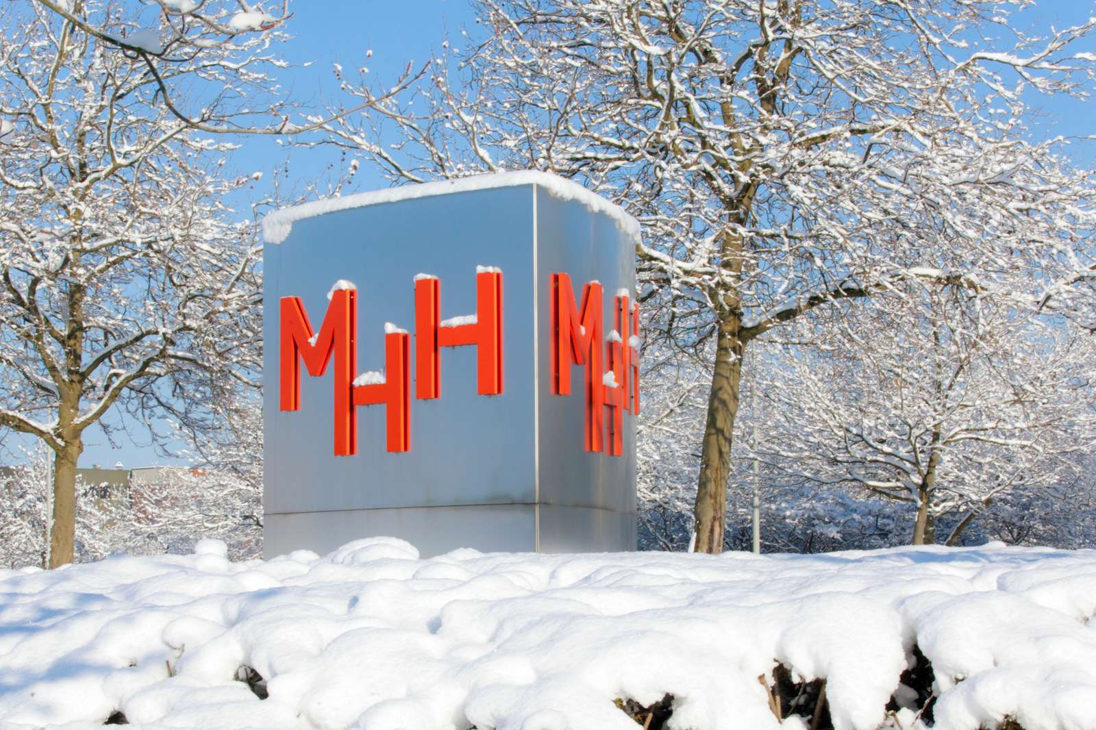 MHH-Logo im Schnee