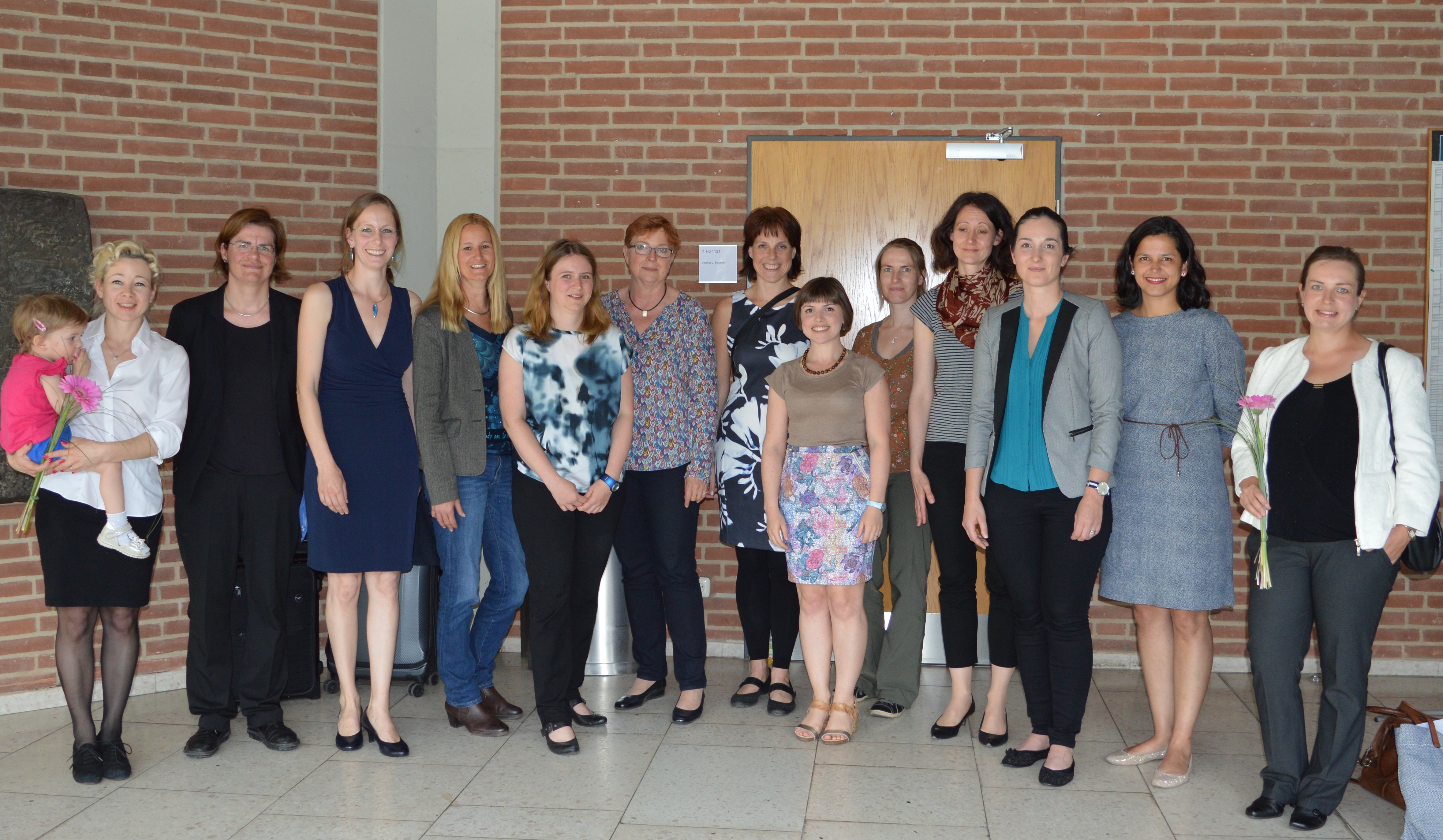 Auf dem stehen einige Mentees des 8. Durchgangs mit der damaligen Programmleitung Dr. Bärbel Miemietz und der damaligen Programmkoordination Dr. Maria Neummann