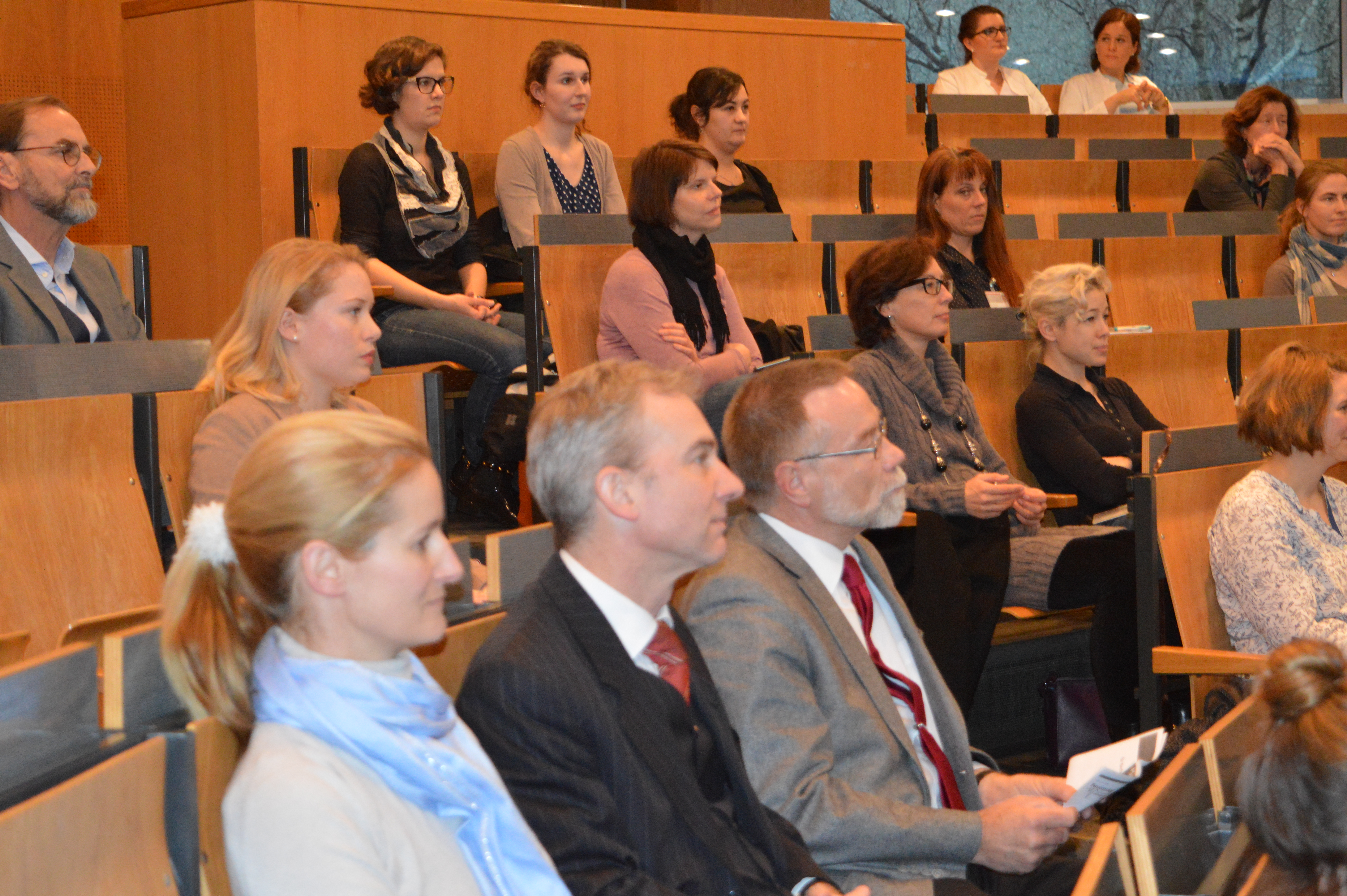 Auf diesem Bild ist das Publikum einer Mentoringveranstaltung in den Reihen eines Hörsaals