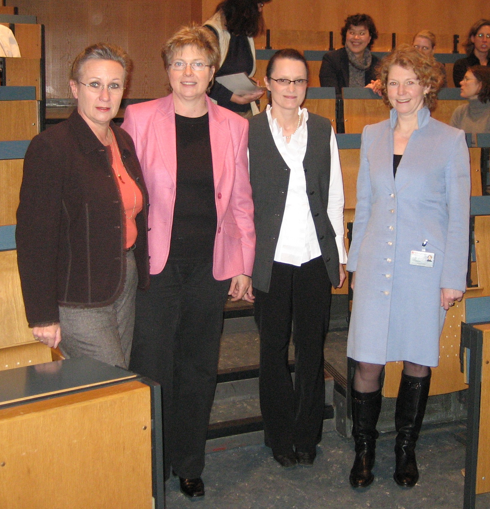 Das Bild zeigt vier Personen, darunter Professorin Gerardy-Schahn und Dr. Bärbel Miemietz. Sie stehen in einem Hörsaal und lächeln in die Kamera.