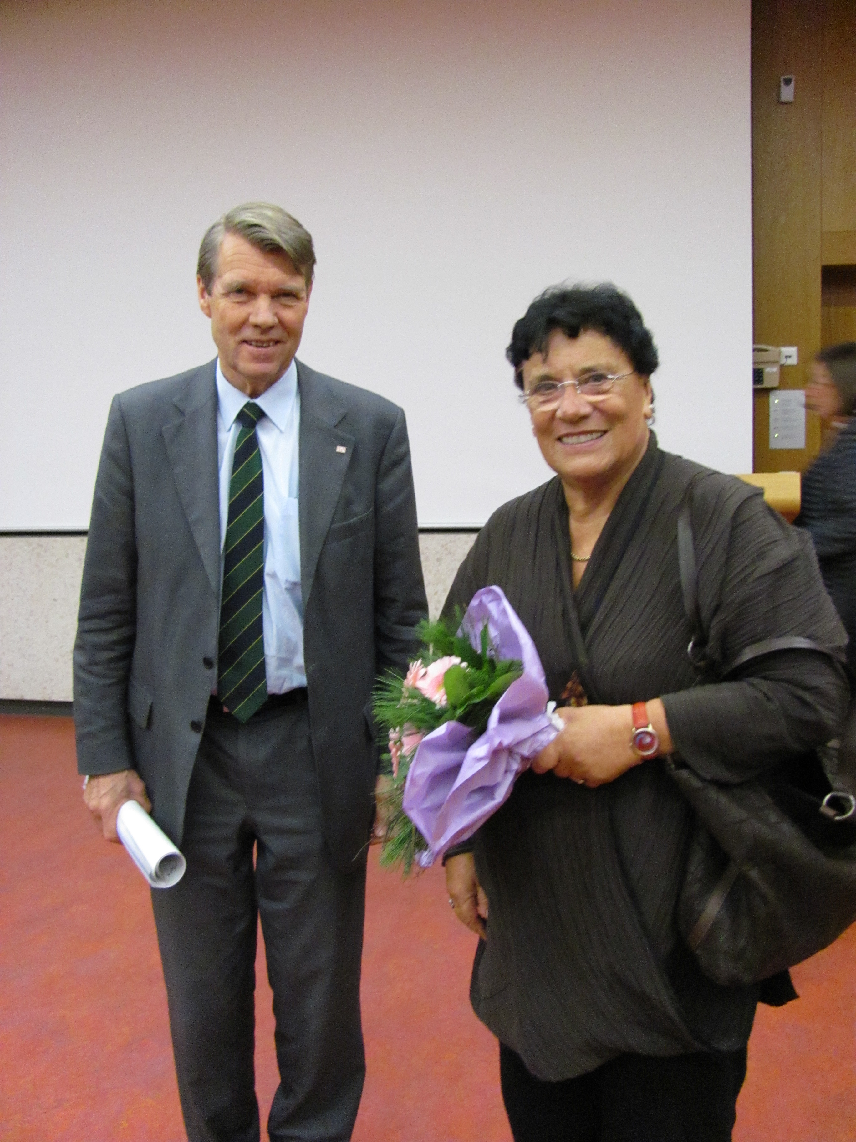 Das Bild zeigt die Namensgeberin des Mentoring-Programms Professorin Ina Pichlmayr und den ehemaligen Präsidenten der MHH Prof. Dr. Bitter-Suermann (2004-2013). Sie lächeln in die Kamera.