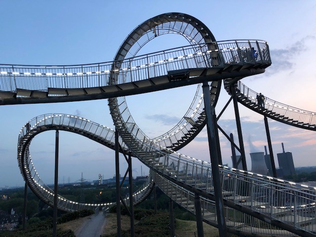 BEgehbare Treppe aus Edelstahl in Form einer Achterbahn vor blauem Himmel, copyright: Bugow, Kerstin/Gleichstellung/MHH