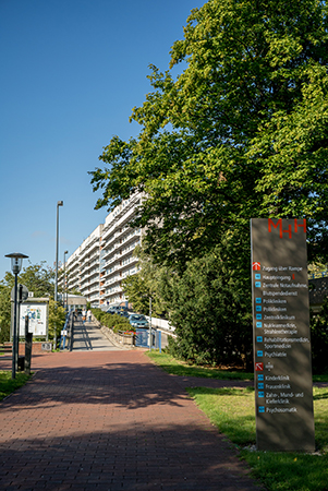 Foto der Fußgängerrampe in Richtung Haupteingang, aus Richtung der Stadtbahnhaltestelle