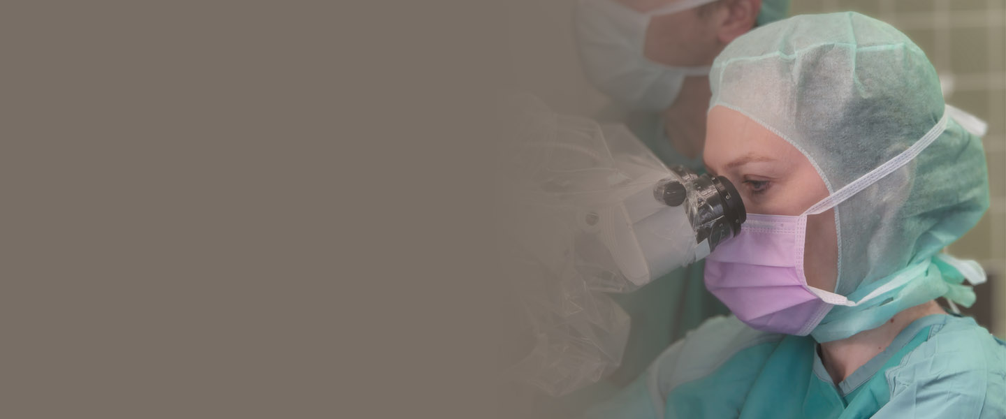 Klinikdirektorin Prof. Dr. med. Leichtle am Mikroskop