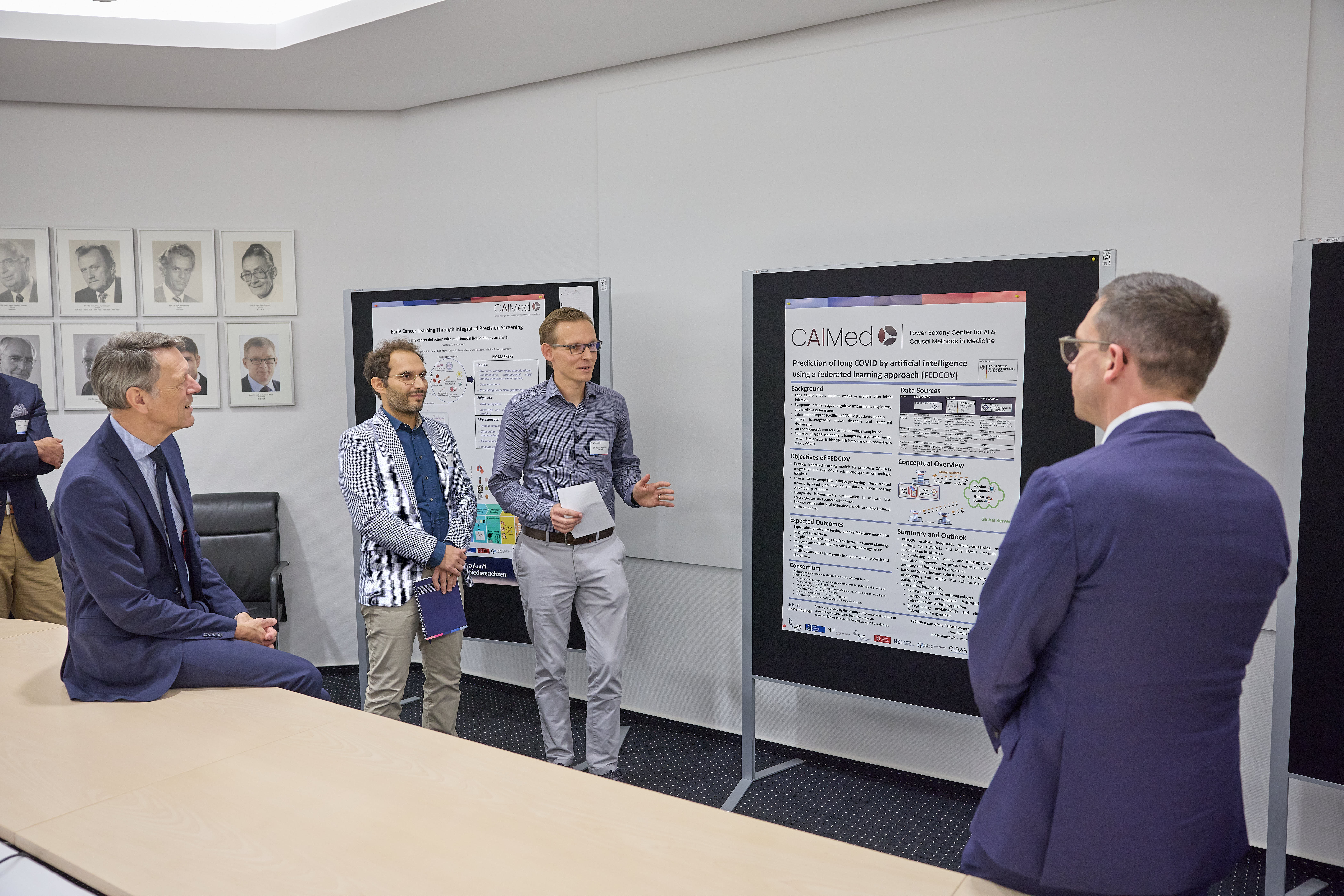 Niedersachsens Wissenschaftsminister Falko Mohrs und der Vorstand der VolkswagenStiftung Dr. Georg Schütte informieren sich über CAIMed am Poster von Dr. Maximillian Schieck. 