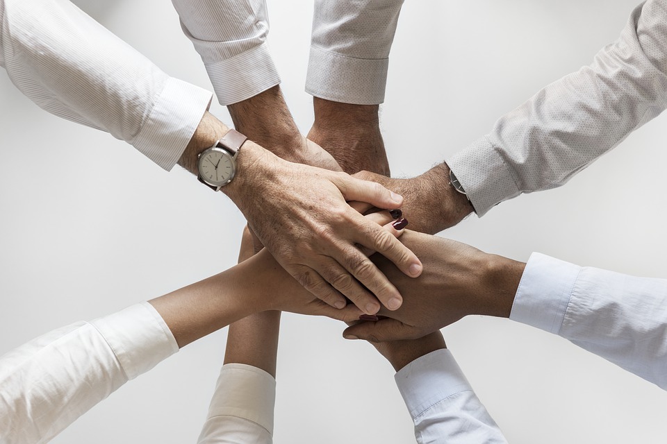 Verantwortliche Stelle im Sinne der Datenschutzgesetze ist die Pixabay GmbH, p.A. Ruter und Partner Steuerberatungsgesellschaft mbB, Prielmayerstr. 3, 80335 München, Deutschland. Acht Arme mit weißen Äremeln deren Hände, die sich in der Mitte des Bildes treffen und übereinander liegen