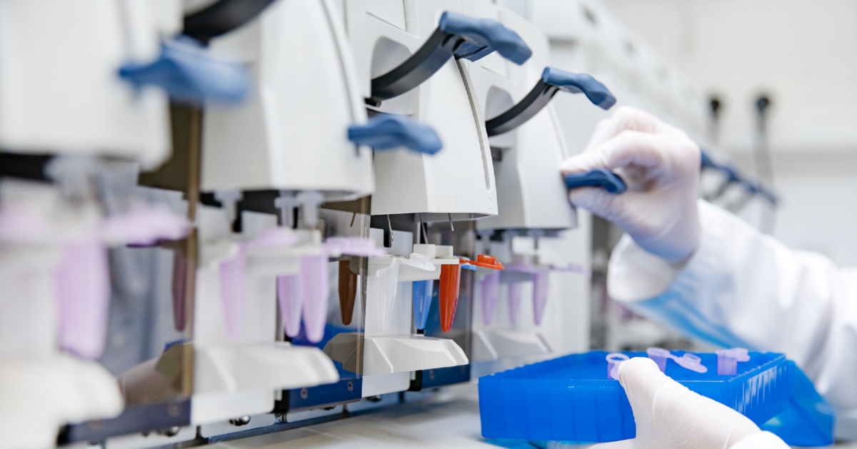 Nahaufnahme einer wissenschaftlichen Mitarbeiterin beim Pipettieren.