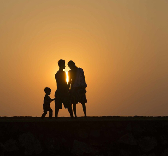 Kleinfamilie im Sonnenuntergang