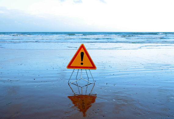 Ein Warnzeichen am Ufer