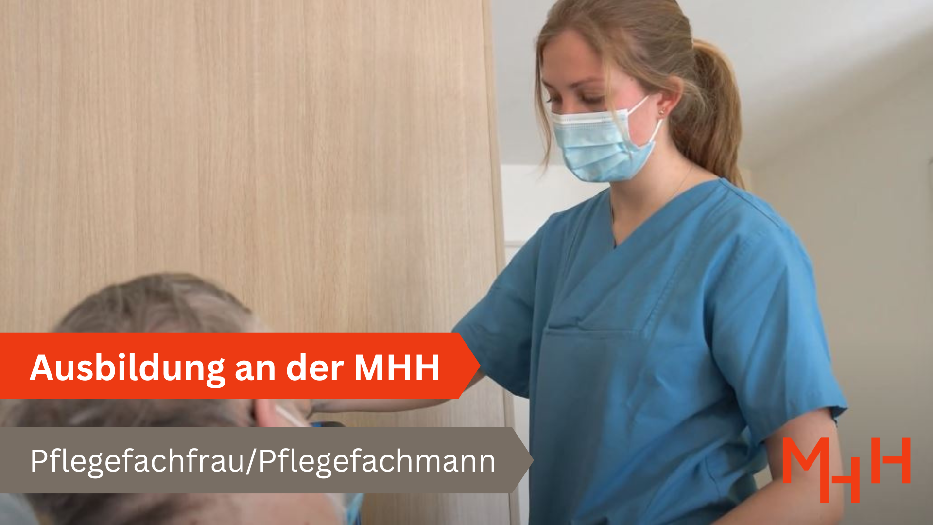 Eine Pflegekraft mit Mund-Nasen-Schutz steht an einem Patientenbett. 