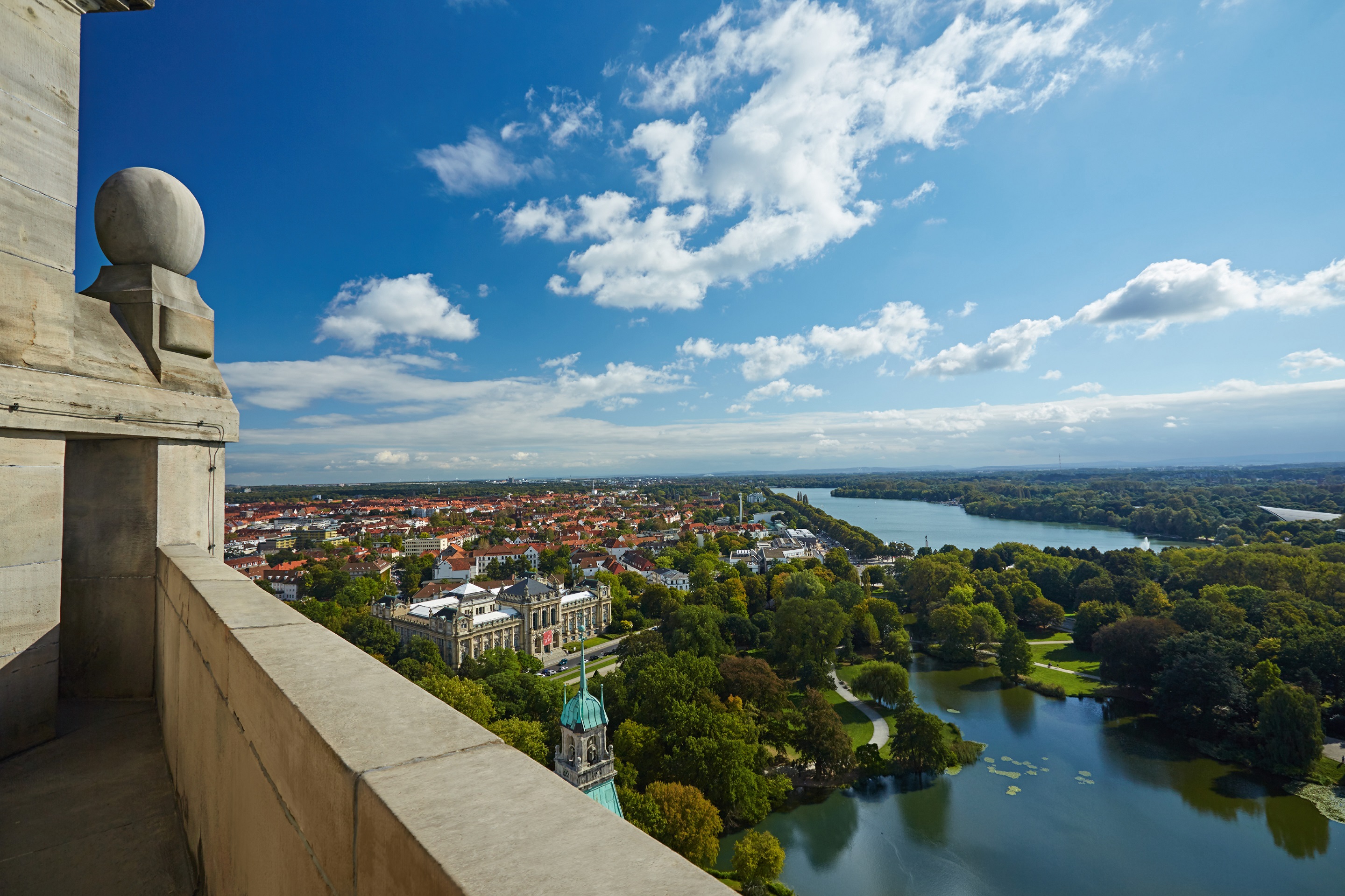 Blick von der Rathaus-Kuppel in Hannover auf den Maschsee mit der Südstadt.