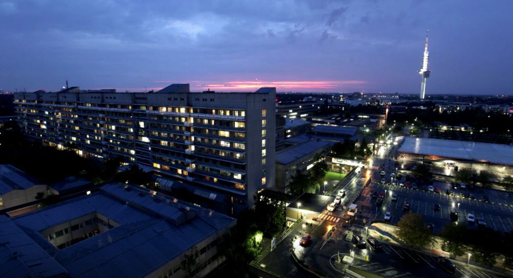 Blick von oben auf den MHH-Campus in der Abenddämmerung. 