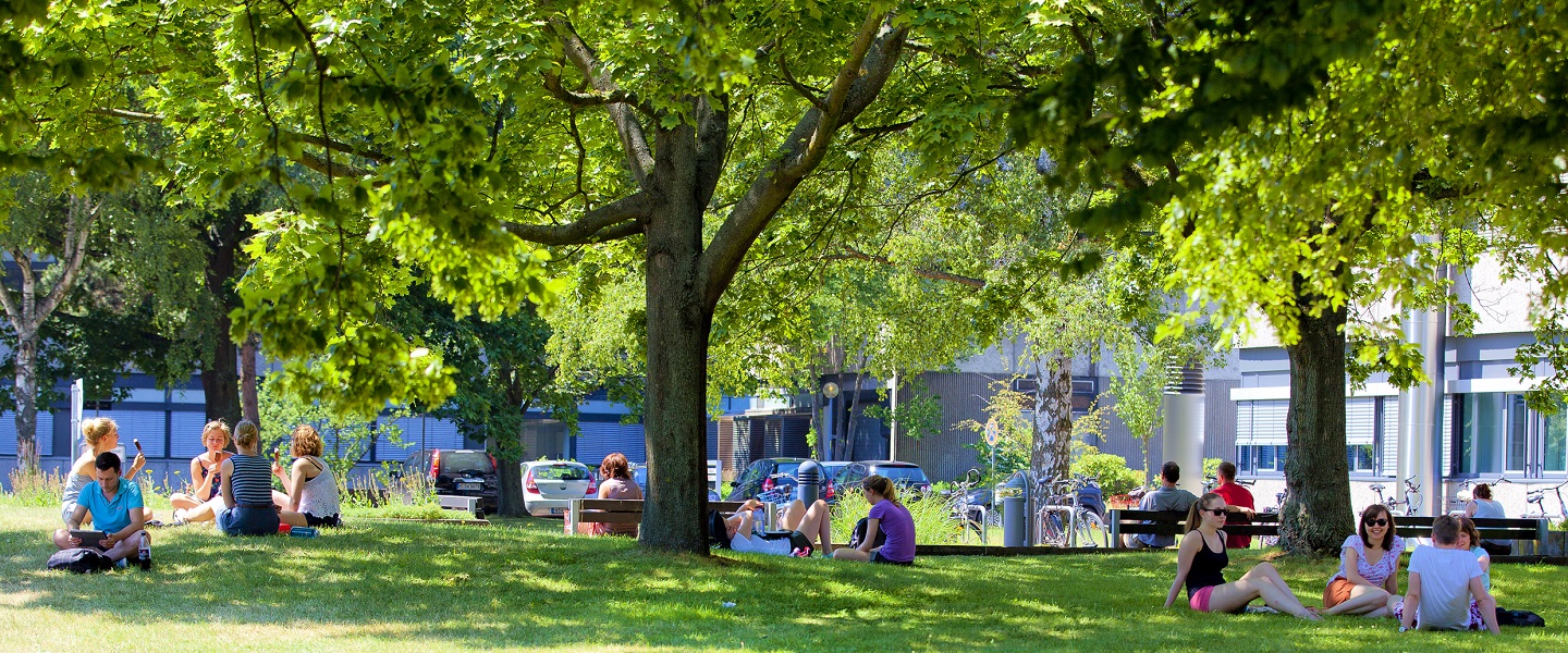 Das Bild zeigt einer der Grünflächen der MHH im Sommer mit Studenten. Copyright: Kaiser, Karin/Stabsstelle Kommunikation/MHH
