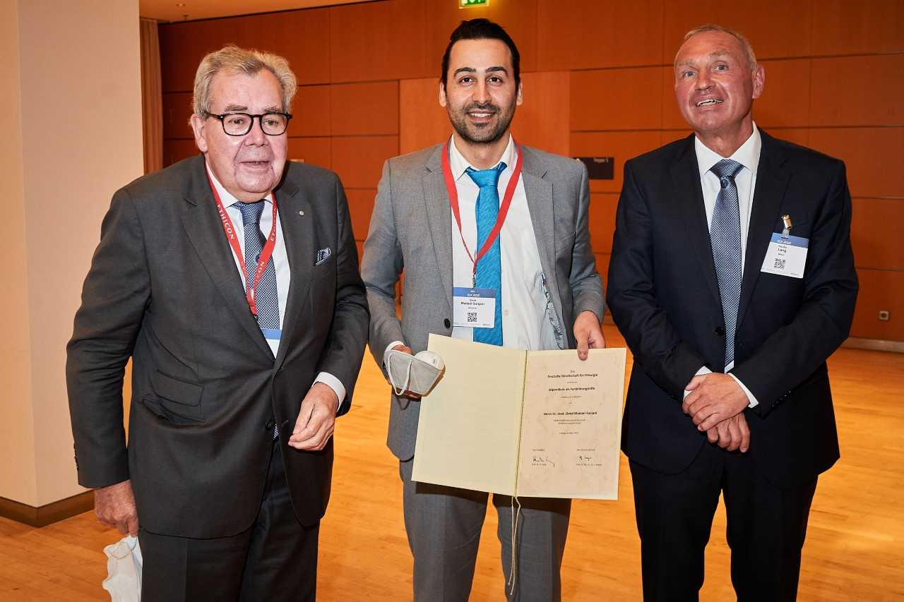 coyright: Deutsche Gesellschaft für Chirurgie eV Zeigt in der Mitte Dr. Omid Madadi-Sanjani mit einer Urkunde zwischen den Kollegen aus der DGCH, nach Verleihung des Preises