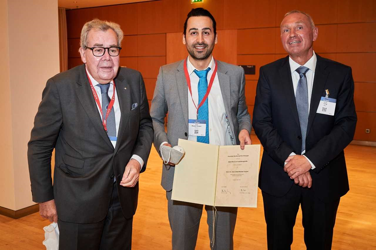 Zeigt in der Mitte Dr. Omid Madadi-Sanjani mit einer Urkunde zwischen den Kollegen aus der DGCH, nach Verleihung des Preises