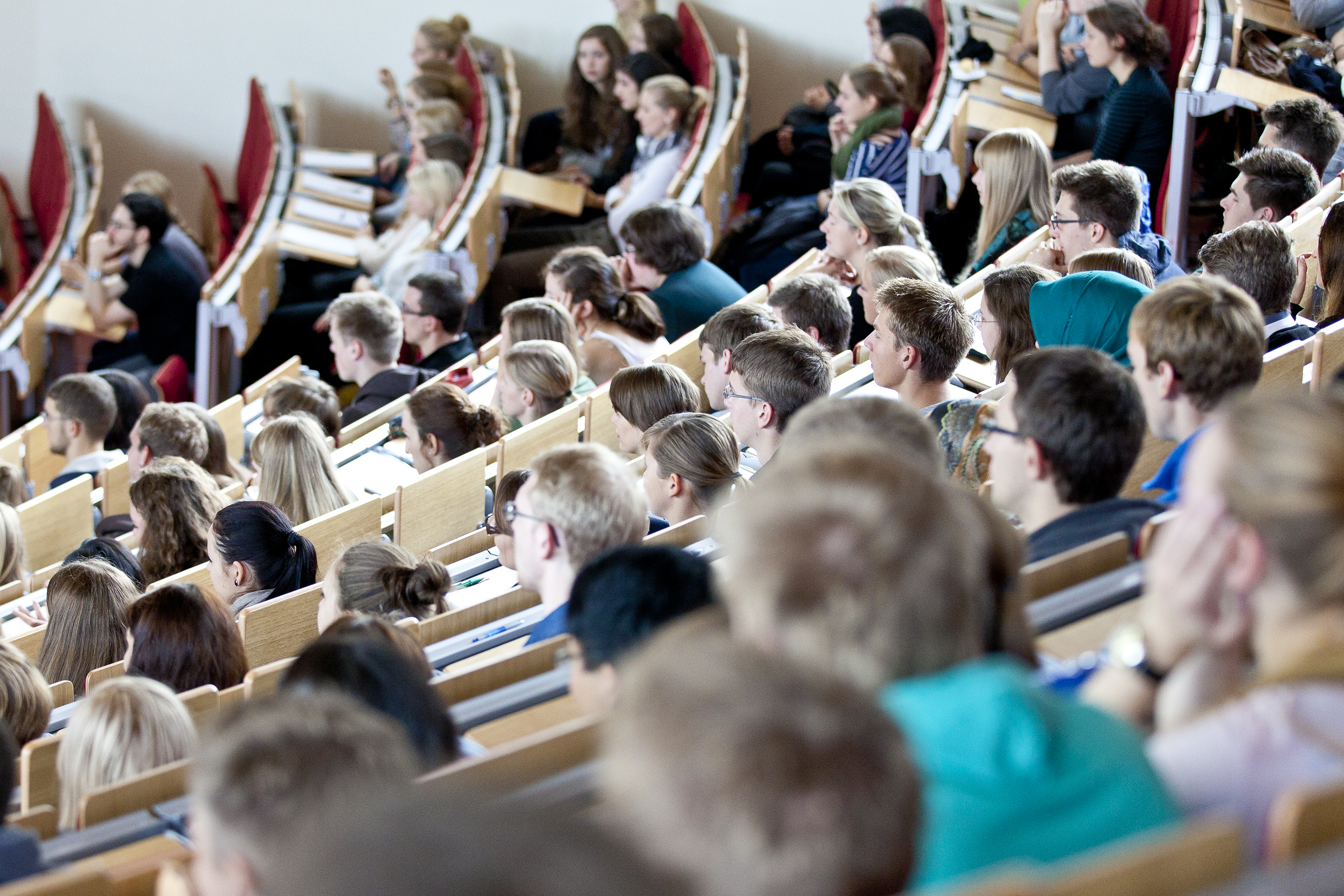 Viele junge Menschen sitzen in einem der Hörsäle der MHH.