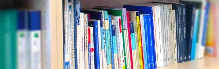 Regalausschnitt mit Büchern