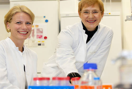 Frau Prof. Claudia Grothe (rechts) und Frau Prof. Kirsten Haastert-Talini (links)