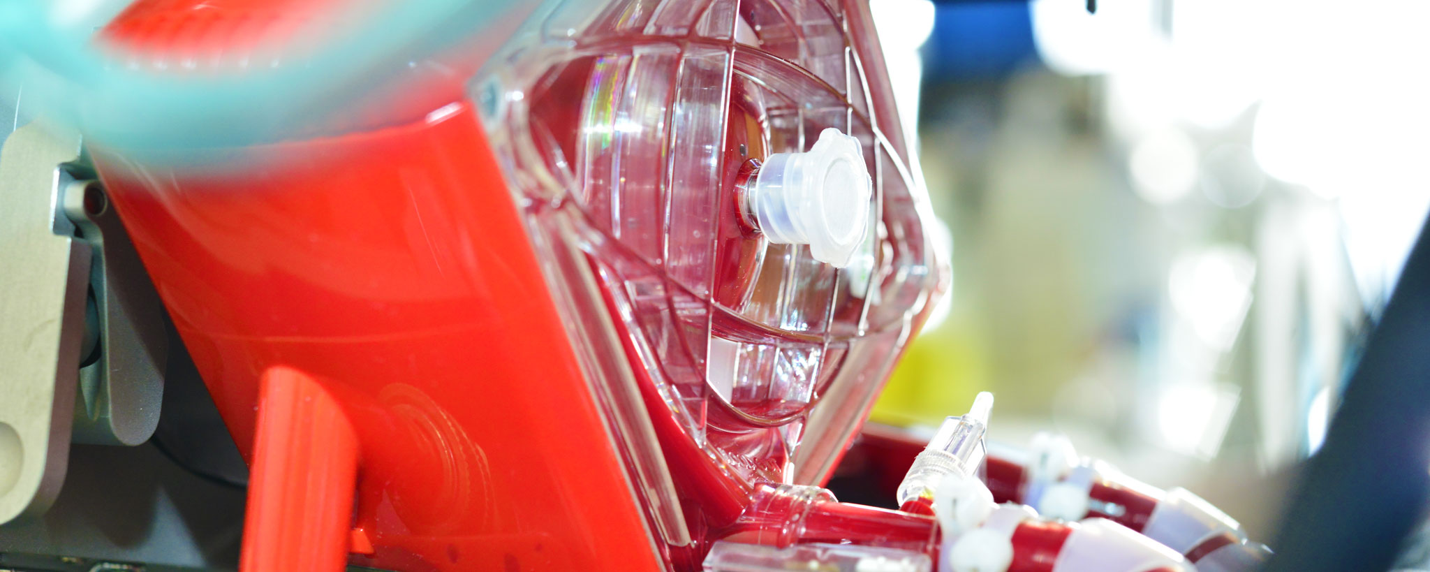 Eine ECMO-Pumpe mit mehreren Blutschläuchen