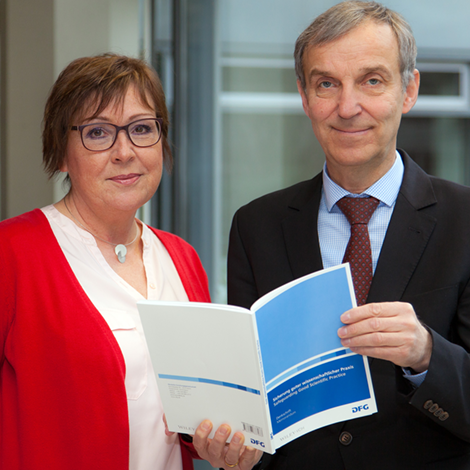 Foto; Karin Kaiser MHH Die Leiterin der Geschäftsstelle Ombudswesen, Dr. Beate Schwinzer (links) und die MHH-Ombudsperson, Prof. Dr. Thomas Werfel